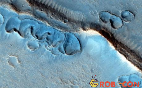 Những rãnh lớn chia cắt bề mặt Sao Hỏa, có thể là dấu vết của một đại dương cổ đại. 