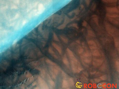 Một hình ảnh khác ở miệng hố va chạm Russell cho thấy một nửa là các cồn cát, trong khi nửa kia là băng giá bao phủ