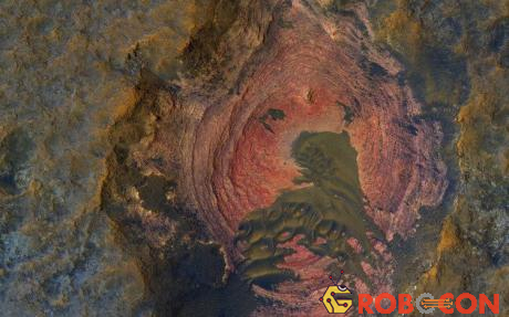 Một nền đá đầy màu sắc ở Sao Hỏa bao bọc xung quanh một cồn cát nhỏ nằm ở giữa.