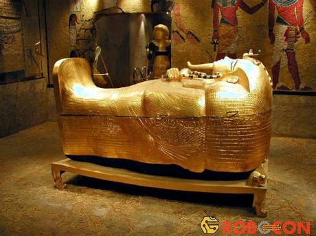 Chiếc quan tài bằng vàng nguyên khối xa hoa của Tutankhamun.