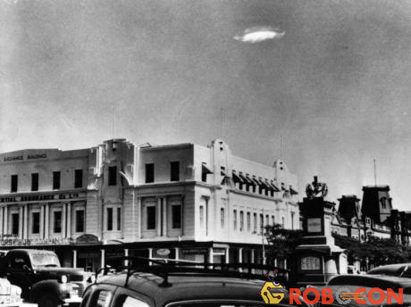 Hình ảnh được cho là UFO xuất hiện trên bầu trời.