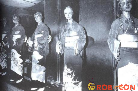 Những con ma-nơ-canh mặc kimono lặng thầm trong bóng tối với đôi mắt vô hồn, chứng kiến năm tháng dần qua.