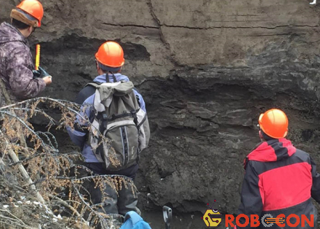 Các nhà địa chất học nghiên cứu lớp đất đá tại hố tử thần Batagaika.