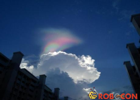 Cũng có nhận định cho rằng đây là một đám mây ngũ sắc, xảy ra khi những giọt nước hoặc tinh thể phát xạ ánh sáng