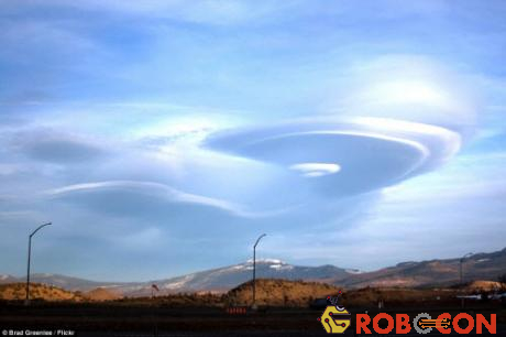 Đám mây hình xoắn ốc nổi bật trên nền bầu trời xanh tại vùng núi Shasta ở bang California, Mỹ.