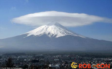 Mây hình thấu kính xuất hiện trên đỉnh núi Phú Sĩ ở Nhật Bản. Đây là hiện tượng thời tiết tương đối hiếm gặp.