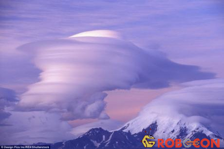 Đám mây hình thấu kính hình thành từ tro bụi núi lửa trên dãy núi Wrangell ở Alaska, Mỹ.