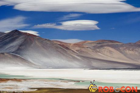 Những đám mây đĩa bay hình thành trên phá Miscanti gần thị trấn San Pedro de Atacama, Chile.