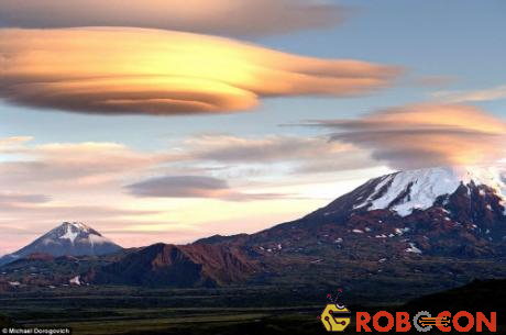 Các đám mây hình thấu kính màu hồng nhạt trên khu núi lửa Tolbachik ở bán đảo Kamchatka, Nga.