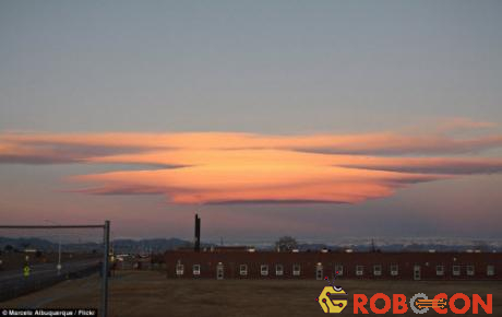Đám mây có hình thù kỳ lạ bay lơ lửng trên bầu trời thành phố Denver, bang Colorado, Mỹ.