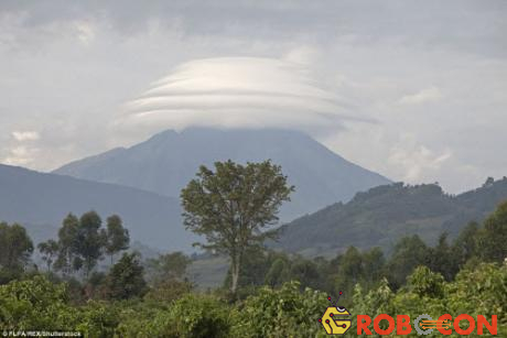 Đám mây hình thấu kính trông như chiếc mũ của núi lửa ở vùng núi Virunga, Uganda.