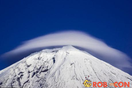 Nhiếp ảnh gia Akihiro Shibata phát hiện đám mây hình cung này trên đỉnh núi Phú Sĩ, Nhật Bản.