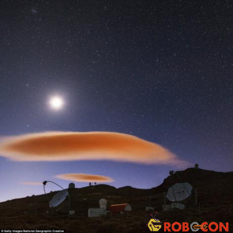 Hàng loạt đám mây màu cam xuất hiện trên trạm quan sát thiên văn tại La Palma ở quần đảo Canary, Tây Ban Nha.