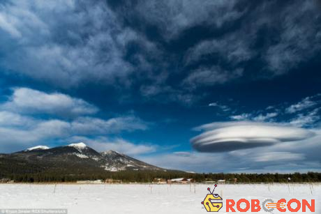 Mây hình thấu kính bất ngờ hình thành trong một ngày tuyết rơi ở Arizona, Mỹ.