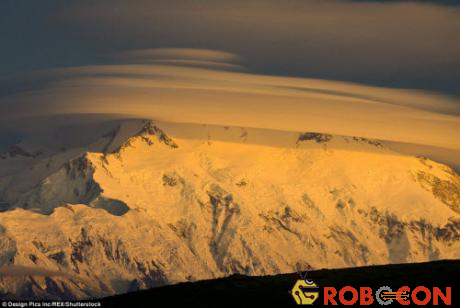 Đám mây thấu kính khổng lồ xuất hiện lúc hoàng hôn trên núi Mckinley trong vườn quốc gia Denali, bang Alaska, Mỹ.