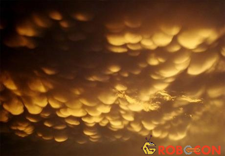 Những đám mây Mammatus là dấu hiệu của cơn giông bão lớn, kèm theo sấm sét trong các tháng có thời tiết nóng, ấm.