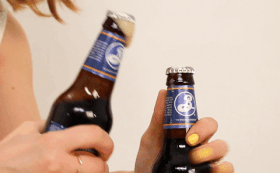 Bạn có biết tại sao vỏ chai bia chỉ có hai màu xanh và nâu?