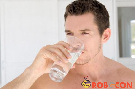 Uống nhiều nước để giúp cơ thể bớt mệt mỏi sau khi nôn.