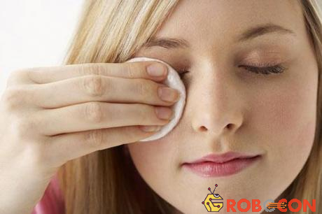 Tẩy trang mắt sạch sẽ trước khi đi ngủ giúp bạn hạn chế các bệnh về mắt