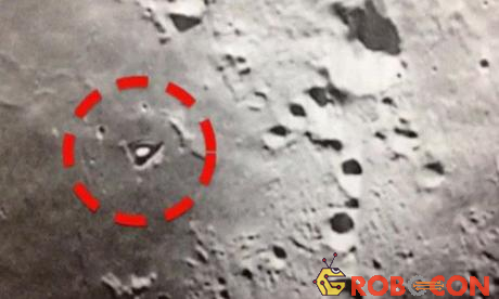 Cấu trúc hình tam giác (khoanh đỏ) trên bề mặt Mặt Trăng không xuất hiện trong các bức ảnh mới hơn.