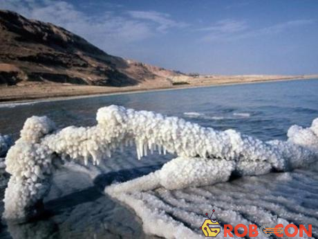 Biển Chết là một hồ nước mặn có độ mặn cao nhất trên thế giới
