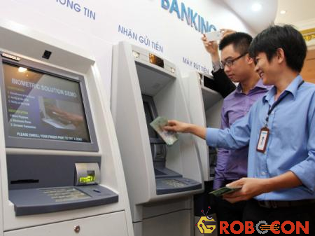 Dùng thẻ ATM - người dùng và doanh nghiệp được hưởng lọi