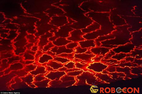Dung nham là đá nóng chảy trào ra từ núi lửa
