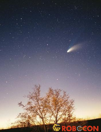 Sao chổi Hale-Bopp xuất hiện gần thiên hà Andromeda (M31) ở Pazin in Croatia vào ngày 29/3/1997.