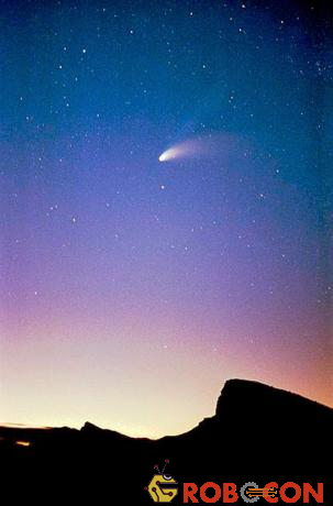 Sao chổi Hale-Bopp trên bầu trời Thung lũng Chết, miền đông California, Hoa Kỳ.