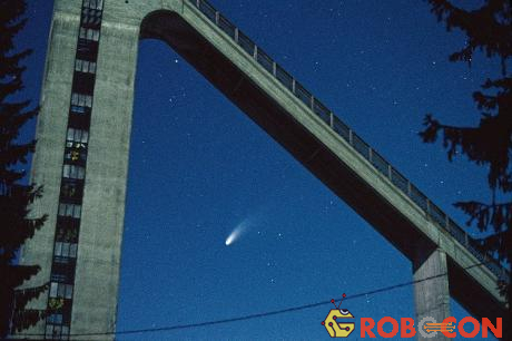 Sao chổi Hale-Bopp rực rỡ trên bầu trời một cầu tháp ở Jyvaskyla, Phần Lan.