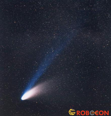 Sao chổi C/1995 O1 Hale–Bopp vào một đêm năm 1997.