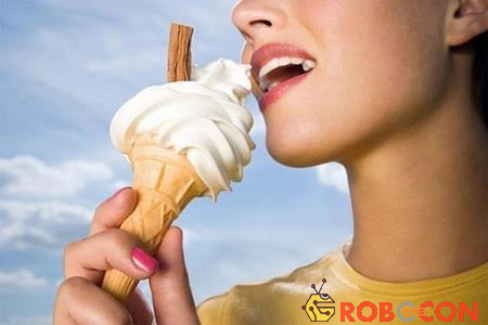 Ăn quá nhiều kem vào mùa hè cũng là thói quen không tốt cho cơ thể.