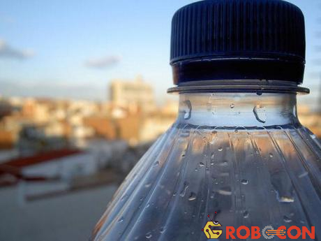 Vi khuẩn tìm thấy trên cổ chai nhựa sử dụng liên tục sau 1 tuần có khả năng gây bệnh cho người trưởng thành.