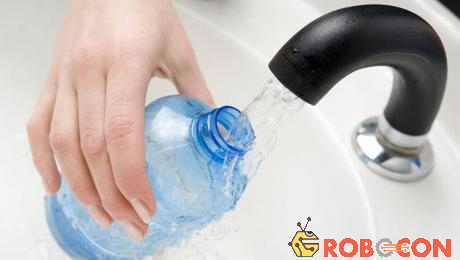 Đừng bơm nước lại những chai nhựa để tái sử dụng nhiều lần.