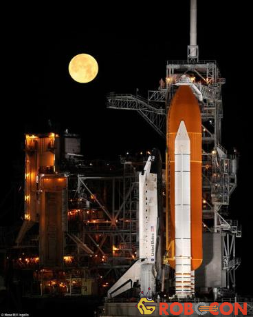 Tàu con thoi Space Shuttle Discovery trên bệ phóng vào năm 2009.