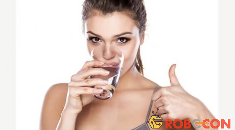 Khi uống nước vào buổi sáng lúc đói, cơ thể sẽ loại bỏ tất cả độc tố và giúp cải thiện hệ tiêu hóa.