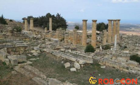 Đền thờ thần Apollo ở Cyrene được cho là nơi từng đặt một ngọn đèn vĩnh cửu. 