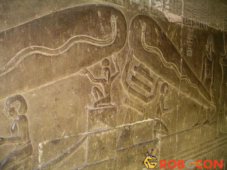 Hình ảnh người Ai Cập cổ đại sử dụng đèn điện được tìm thấy ở đền Dendara.