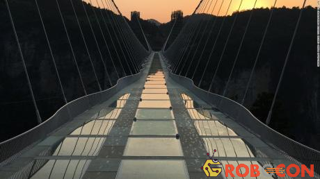 Cây cầu kính Zhangjiajie, tại tỉnh Hồ Nam, Trung Quốc được thiết kế từ cảm hứng trong bộ phim Avatar và thế giới viễn tưởng. Đây là cầu kính đi bộ dài nhất thế giới với chiều dài 381m ở độ cao hơn 300 m. Có chi phí xây dựng 3,4 triệu USD, cây cầu bằng kính trong suốt lấp ló sau những đám mây bồng bềnh như chốn tiên cảnh.