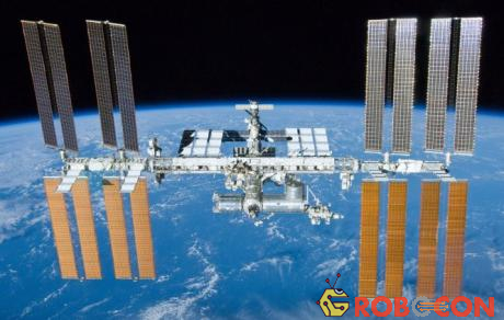 Các vệ tinh nhân tạo như ISS đã sử dụng năng lượng mặt trời từ lâu