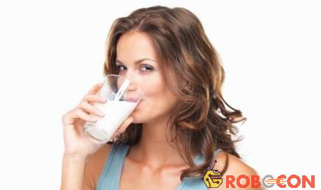 Uống sữa mỗi ngày để giúp xương chắc khỏe.