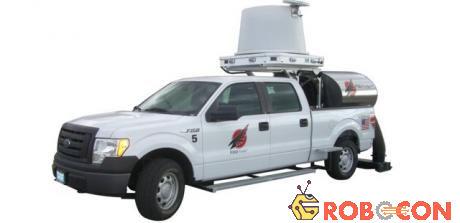 Hệ thống FOD Finder của Trex Enterprises (Mỹ) được gắn trên nóc xe, tạo sự cơ động cao