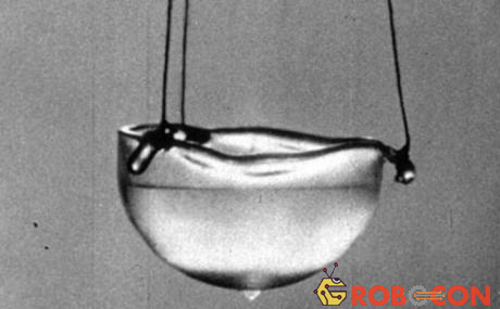 Helium siêu lỏng có thể chảy trên mọi bề mặt mà không hề bị mất động năng