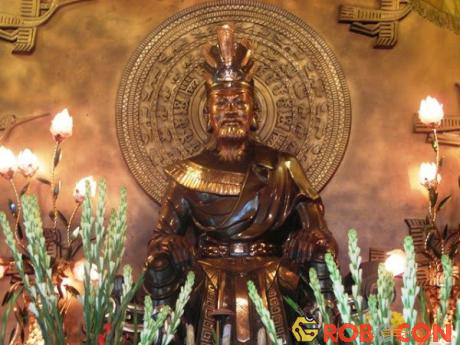 Tượng Vua Hùng trong đền tưởng niệm các Vua Hùng trong công viên Tao Đàn.