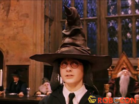 Nhân vật chính Harry Potter đang đội Chiếc mũ Phân loại. 