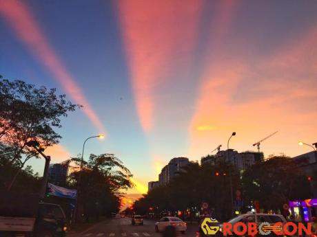 Bầu trời chia màu xanh - đỏ rực rỡ từ đại lộ Nguyễn Văn Linh. 