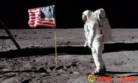 Phi hành gia Buzz Aldrin đứng bên cạnh một lá cờ trên Mặt Trăng. 