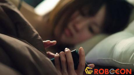 Nhiều người có thói quen sử dụng điện thoại trước khi ngủ và đặt điện thoại bên cạnh để làm báo thức.