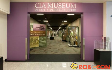 Bảo tàng tuyệt mật của CIA nằm trong trụ sở chính của CIA ở Langley. Bảo tàng này được thiết lập từ đầu những năm 1990 và chỉ mở cửa cho các nhân viên của CIA cùng các khách mời. Công chúng không thể ghé thăm bảo tàng này.