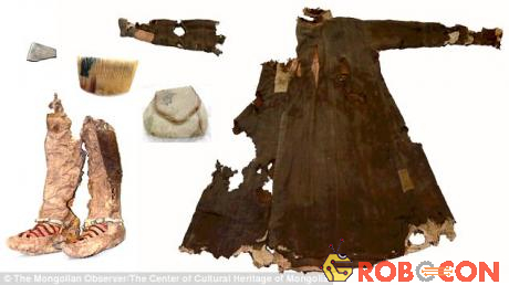 Các vật dụng thuộc về xác ướp 1.500 tuổi đi giày thể thao Adidas.